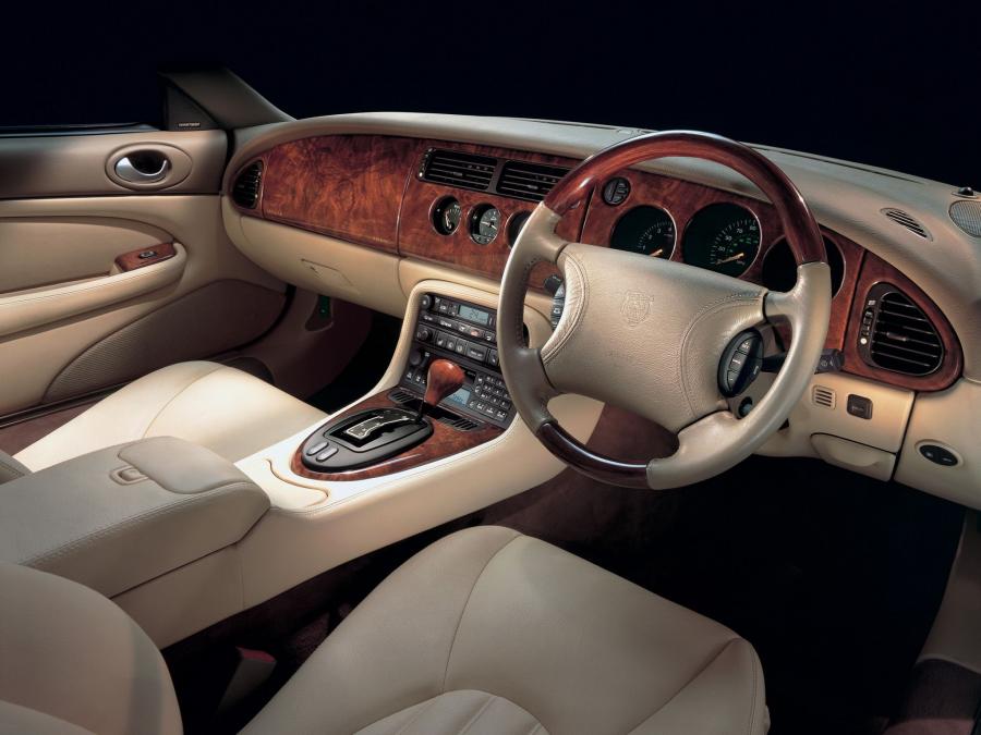  Jaguar XKR Coupe 1998 года  (фото 11 из 19)